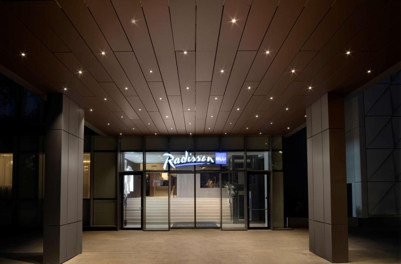 Radisson Blu Hotel, Cluj Zewnętrze zdjęcie Entrance to Radisson Blu Hotel, Brussels
