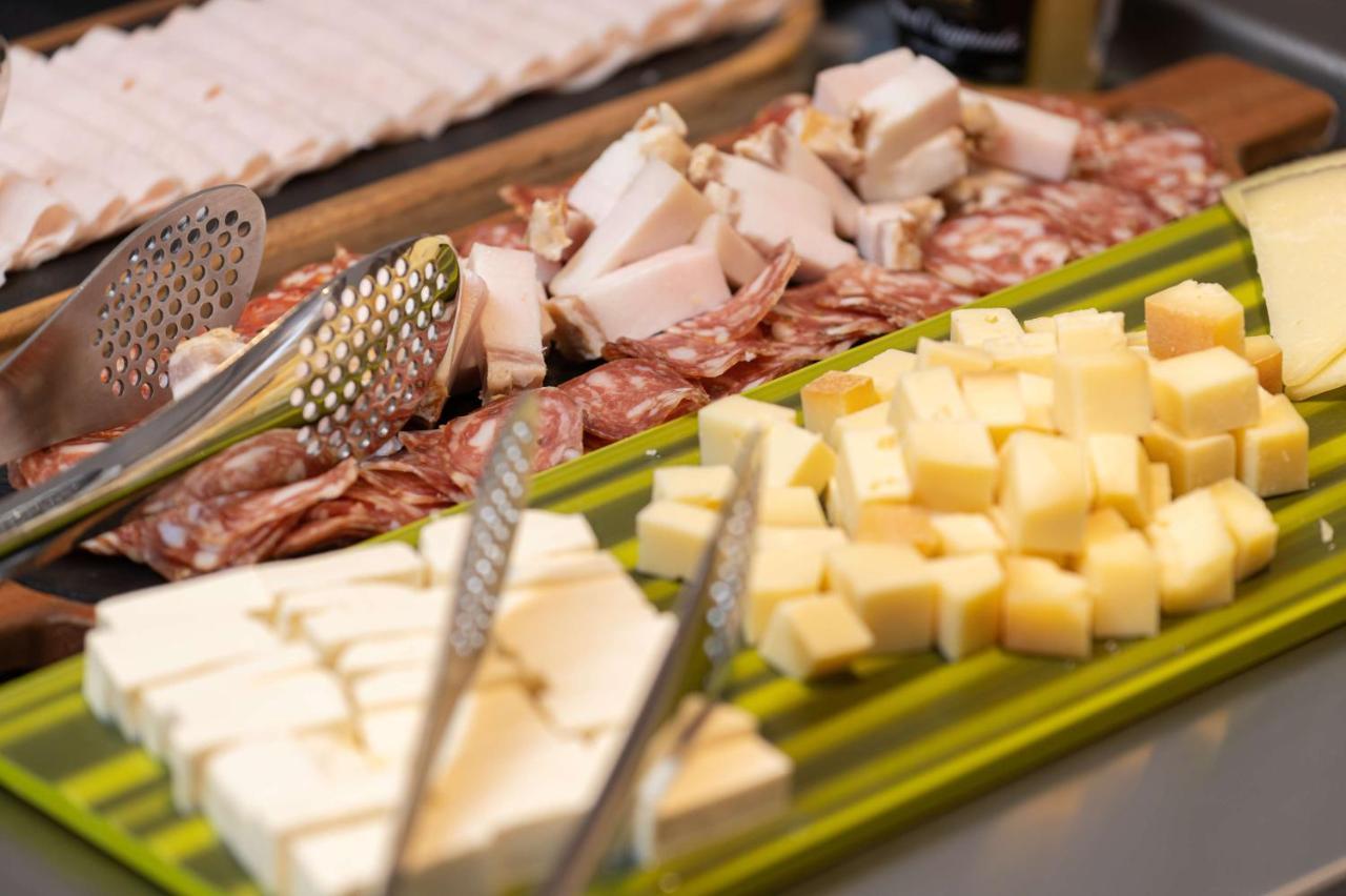 Radisson Blu Hotel, Cluj Zewnętrze zdjęcie A cheese platter