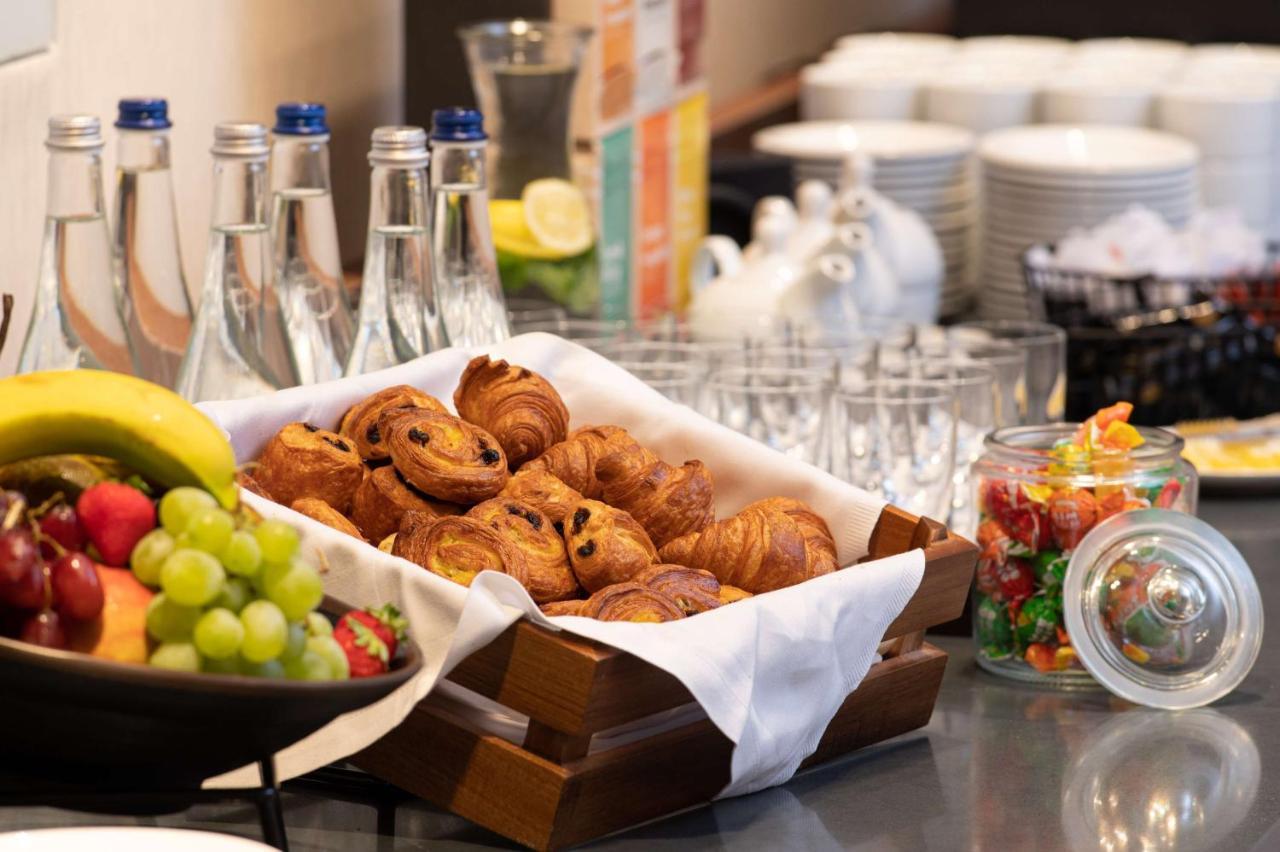 Radisson Blu Hotel, Cluj Zewnętrze zdjęcie A buffet at a hotel