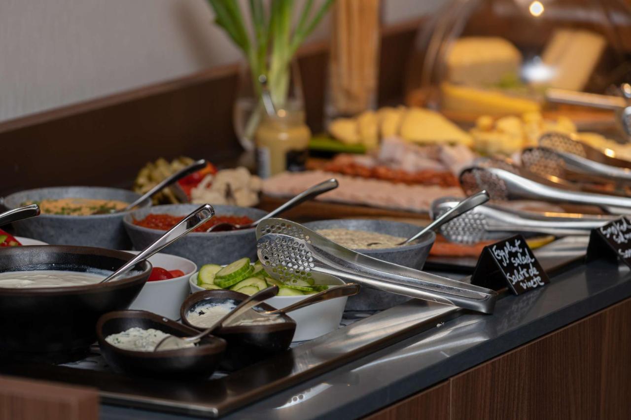 Radisson Blu Hotel, Cluj Zewnętrze zdjęcie A salad bar