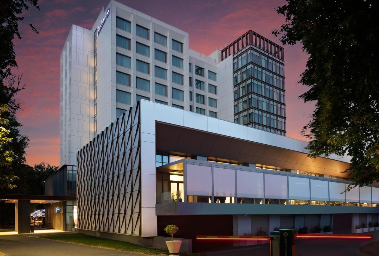 Radisson Blu Hotel, Cluj Zewnętrze zdjęcie The hotel at dusk