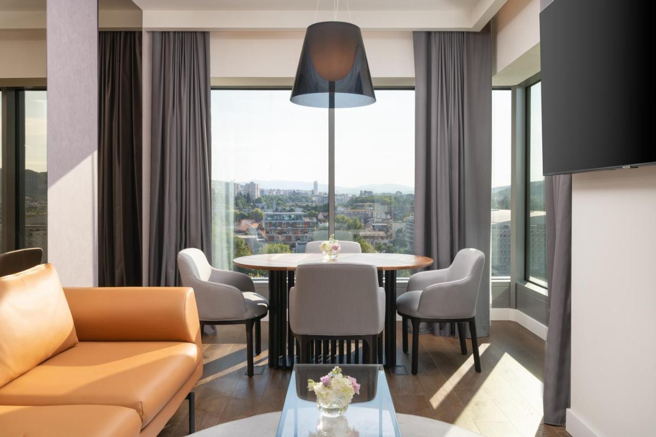 Radisson Blu Hotel, Cluj Zewnętrze zdjęcie A suite at the hotel