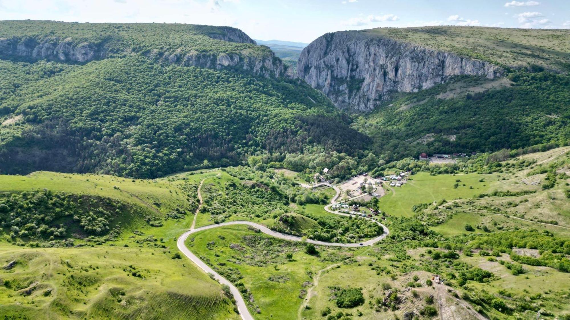 Radisson Blu Hotel, Cluj Zewnętrze zdjęcie The road through the gorge