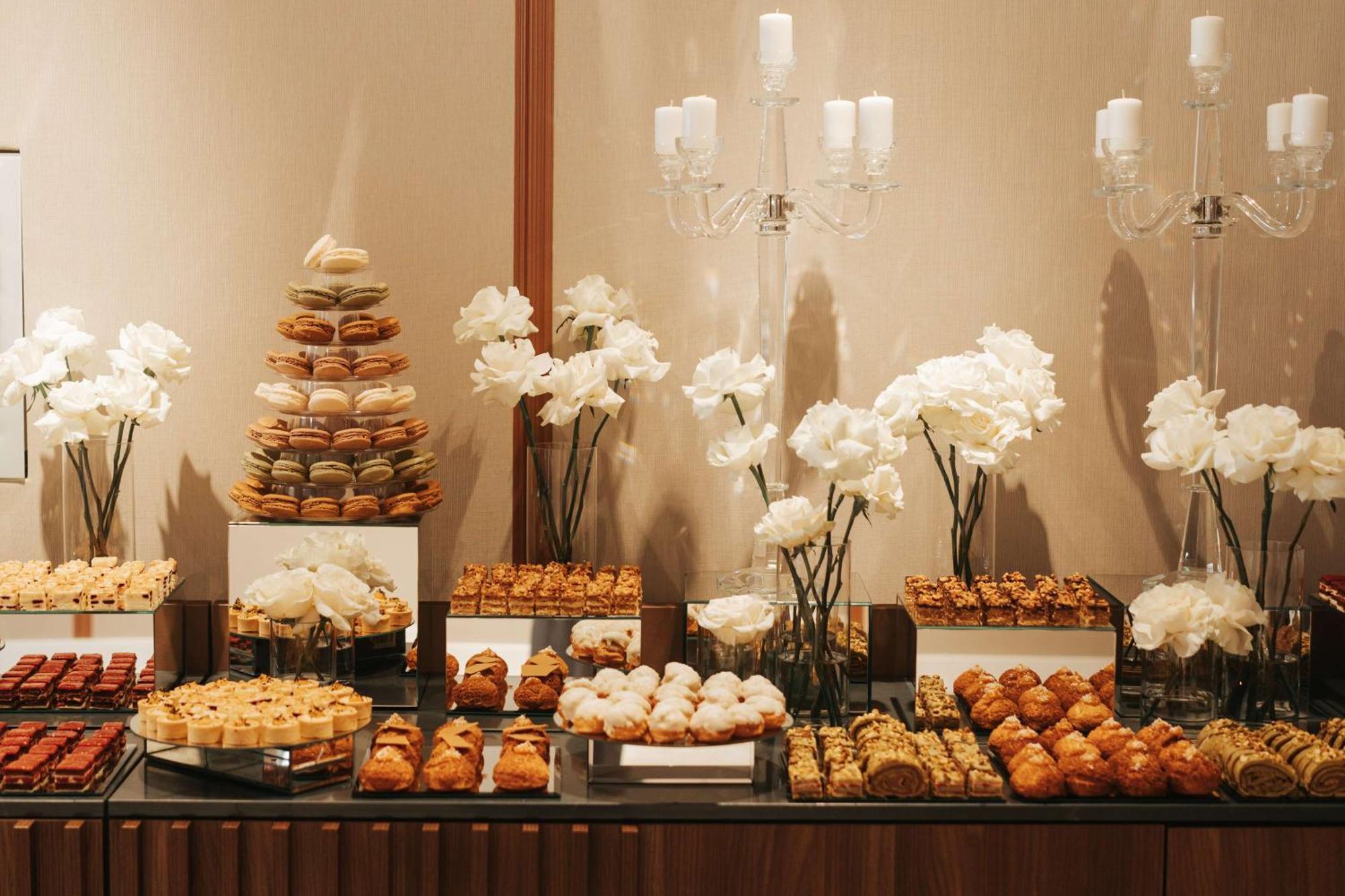 Radisson Blu Hotel, Cluj Zewnętrze zdjęcie A dessert table at a wedding