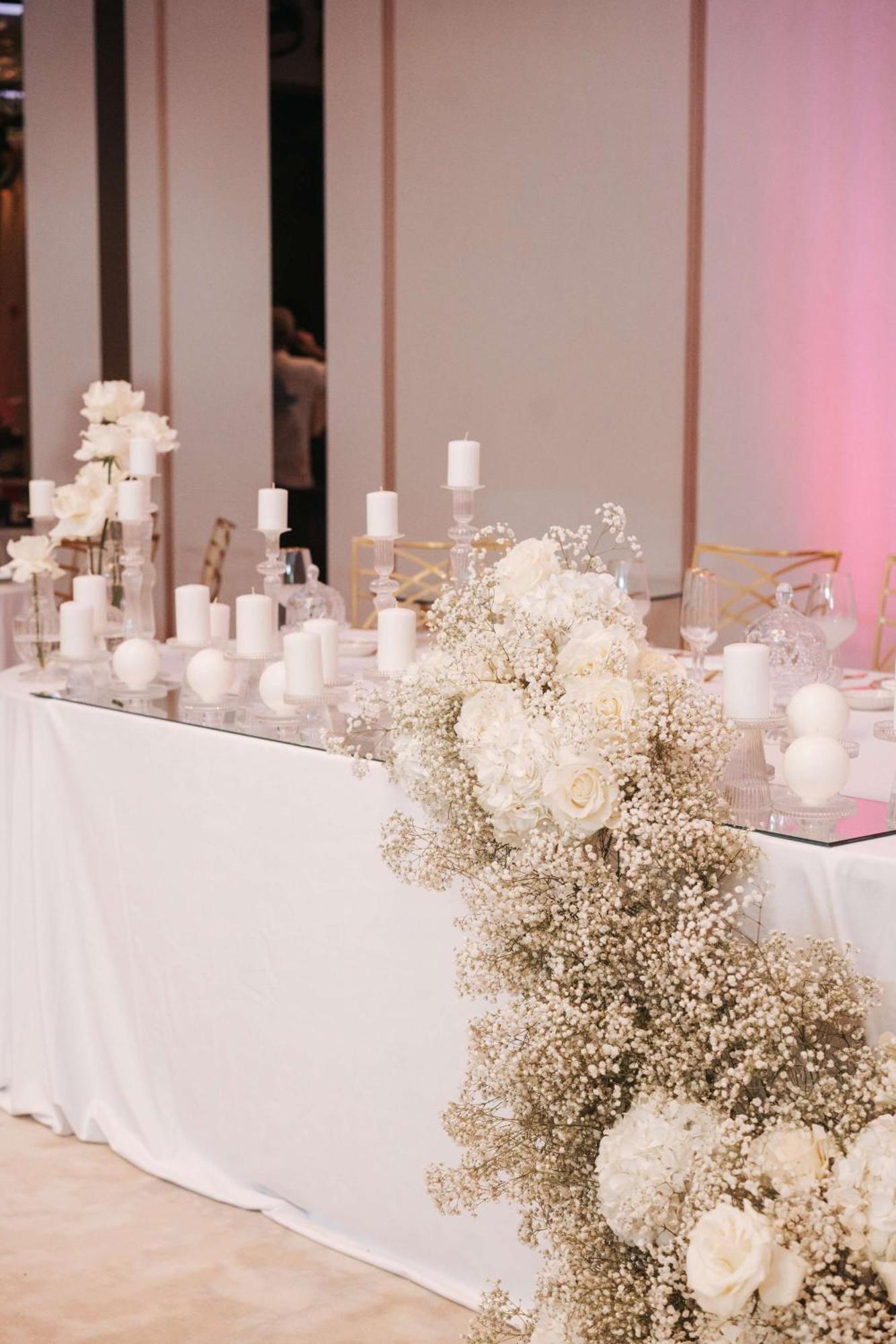 Radisson Blu Hotel, Cluj Zewnętrze zdjęcie A table decorated with white flowers and candles